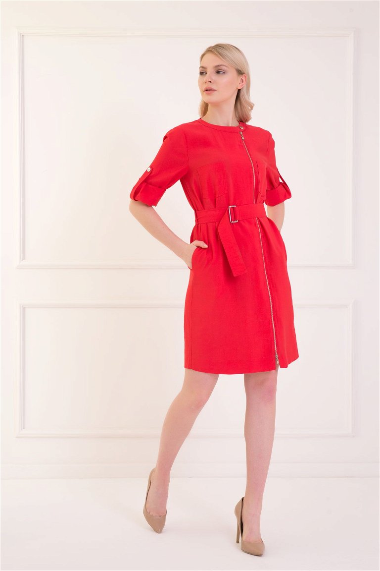 KIWE - Fermuar Detaylı İki Cepli Kuşaklı Kırmızı Elbise