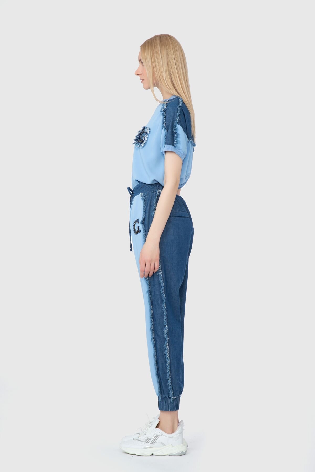 Kontrast Jean Detaylı Nakış Armalı Mavi Pantolon