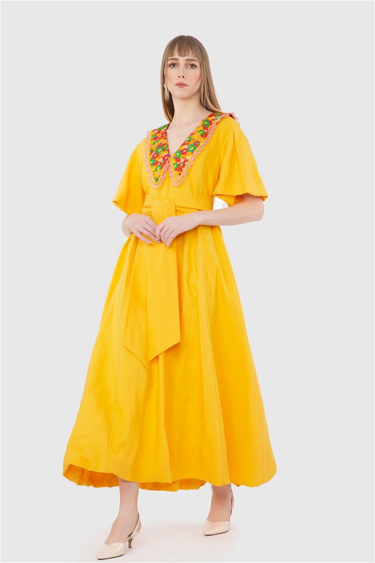 GIZIA - Yakası Çiçek İşleme Detaylı Sarı Elbise