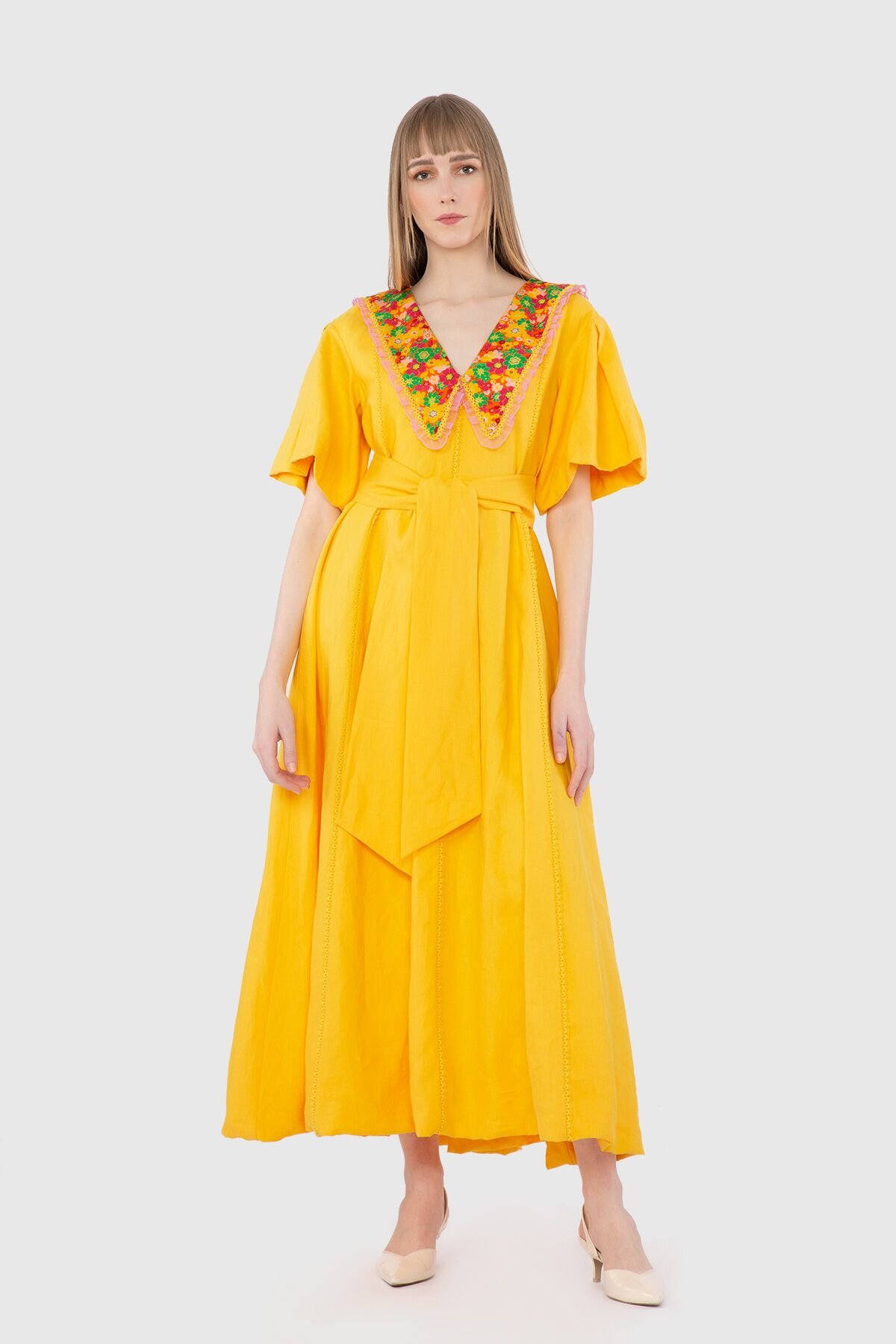 Yakası Çiçek İşleme Detaylı Sarı Elbise