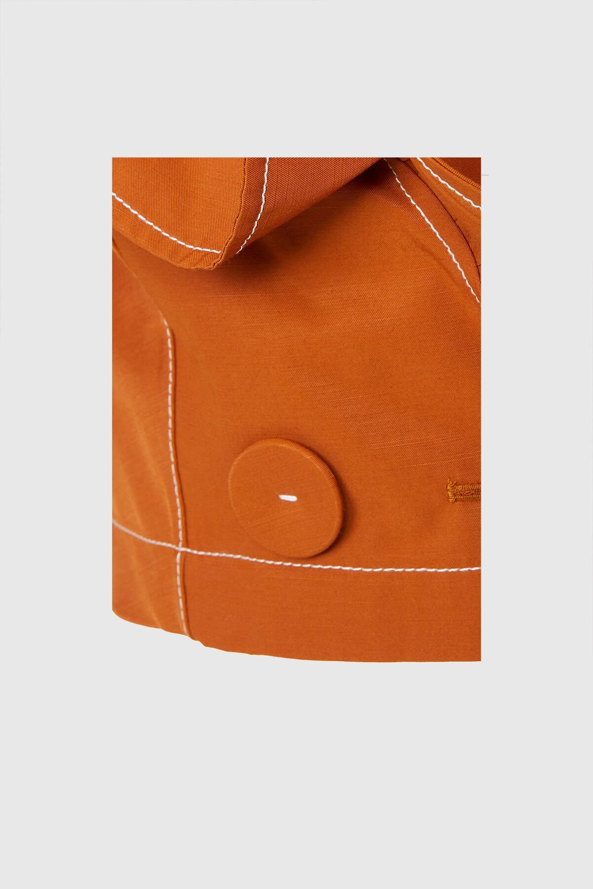 Kontrast Dikiş Ve İşleme Detaylı Yakası Volanlı Crop Boy Tarçın Bluz