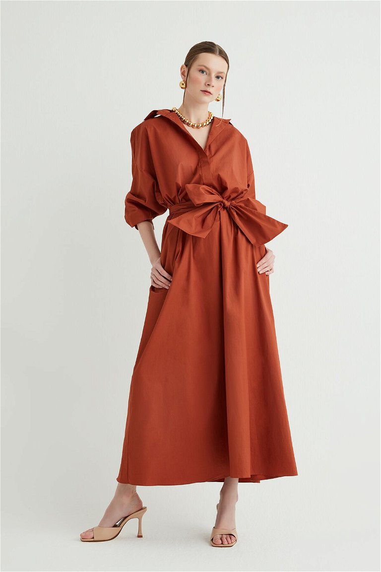  GIZIAGATE - Dilek Hanif Yarasa Kol Dik Yaka Uzun Kahverengi Poplin Tasarım Elbise