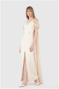  GIZIA - Şifon Garnili Omuz Detaylı Yırtmaçlı Uzun Bej Elbise