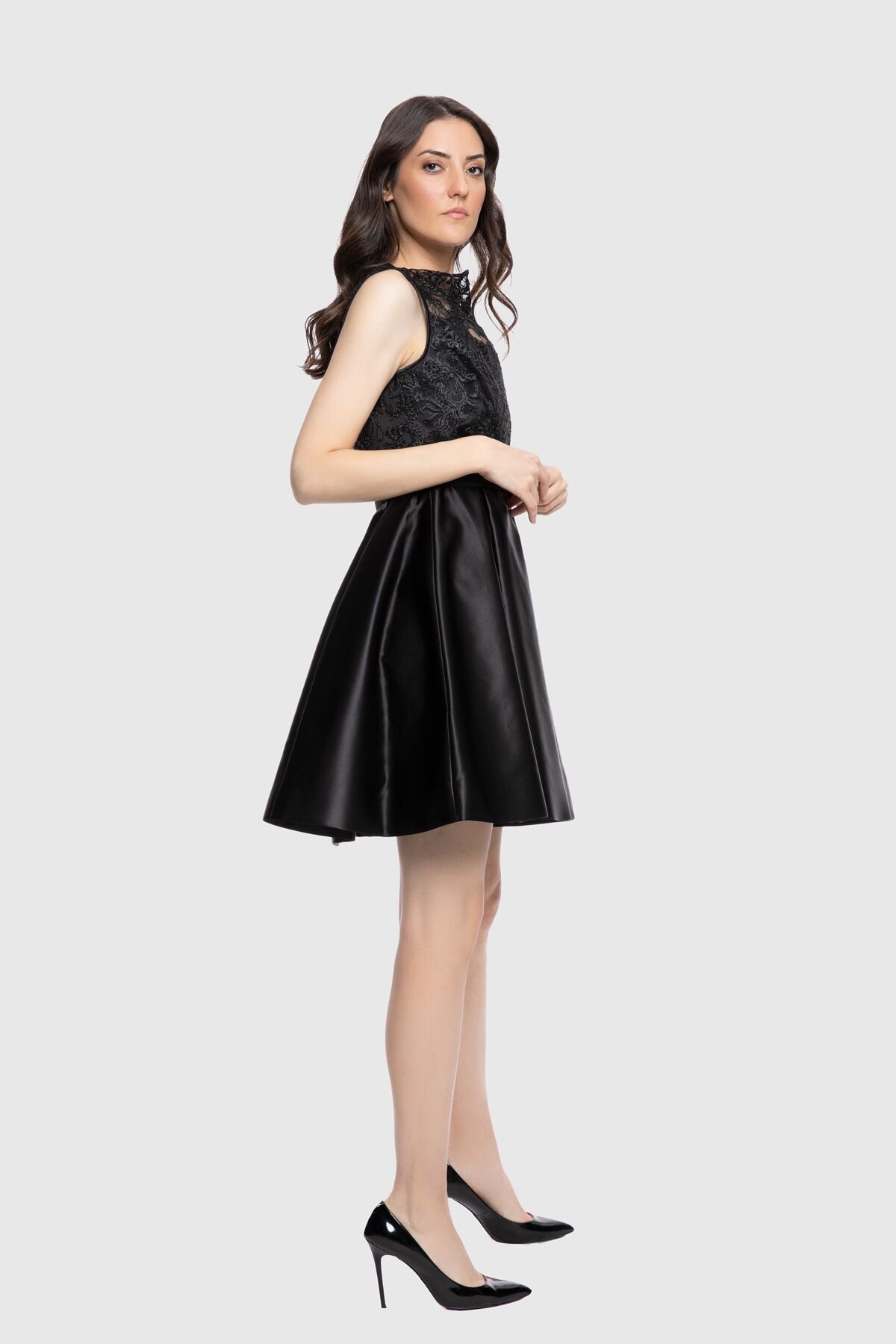 Dantel Detaylı Kemerli Siyah Mini Elbise