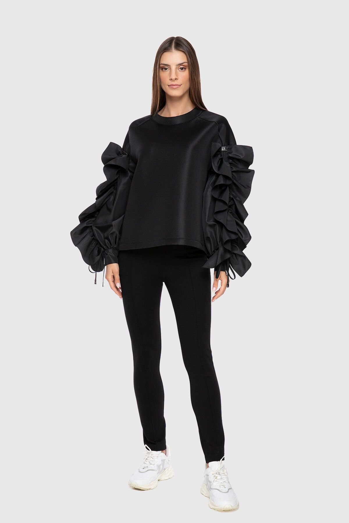 Volanlı Kontrast Garnili İşlemeli Siyah Sweatshirt