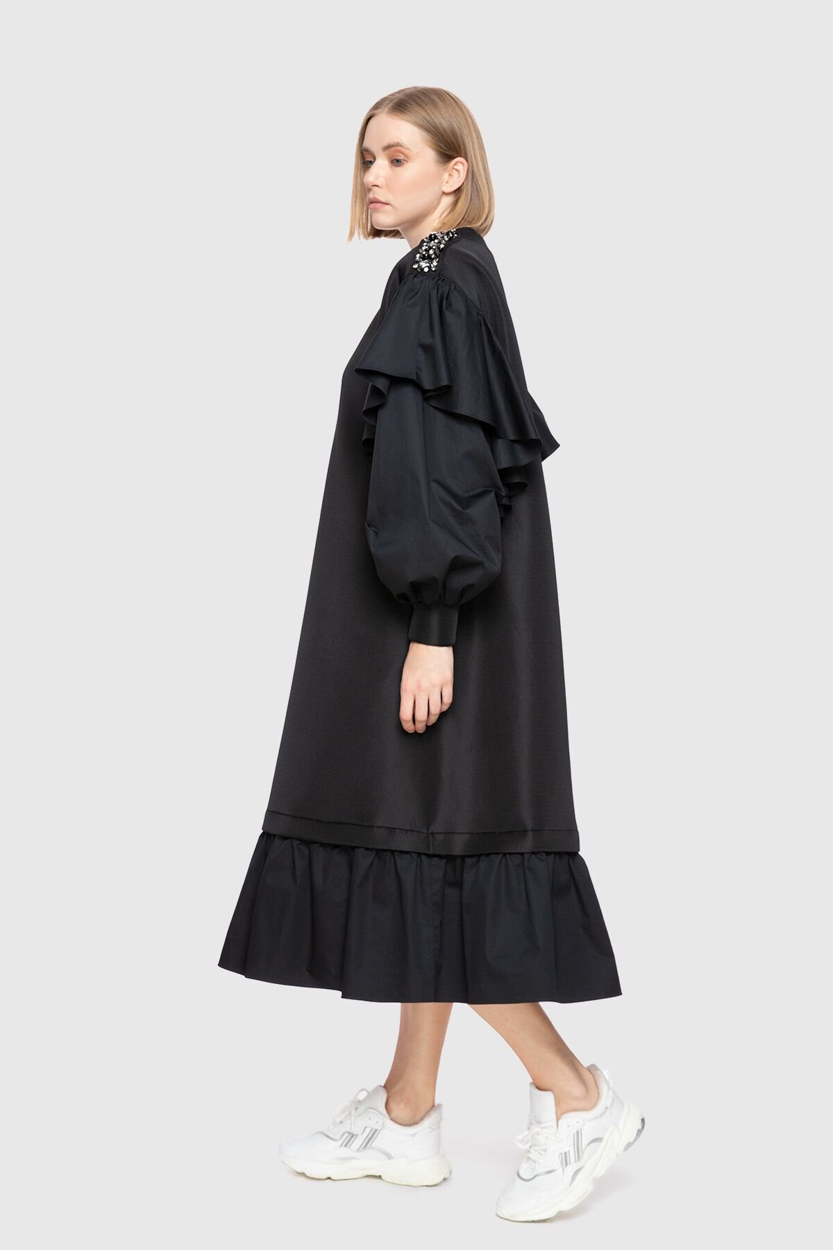 Volan Detaylı Hacimli Kol Siyah Elbise