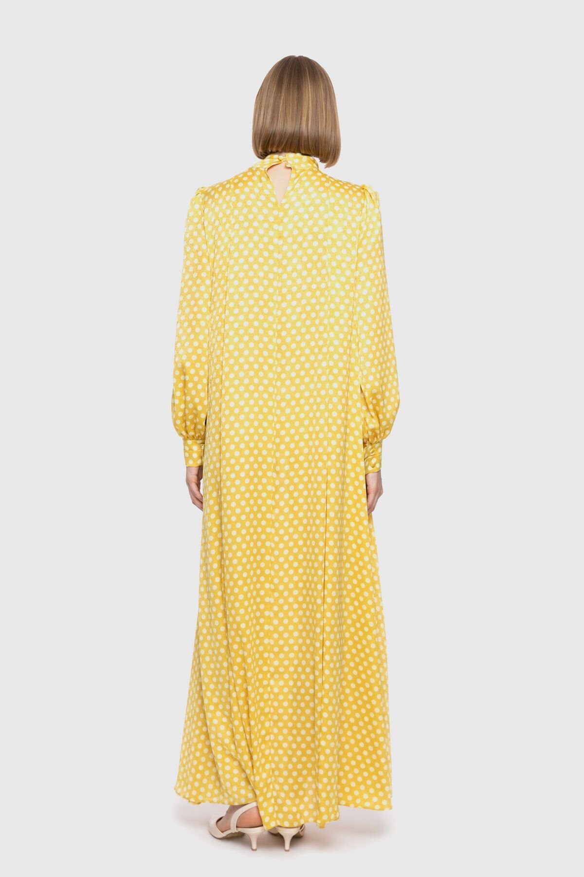 Yaka Detaylı Uzun Puantiye Desenli Sarı Elbise