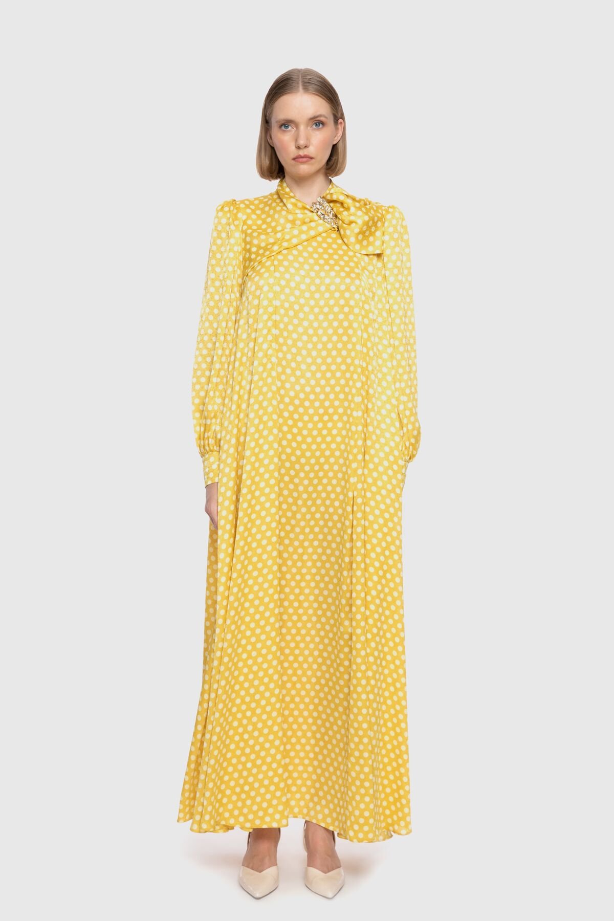 Yaka Detaylı Uzun Puantiye Desenli Sarı Elbise