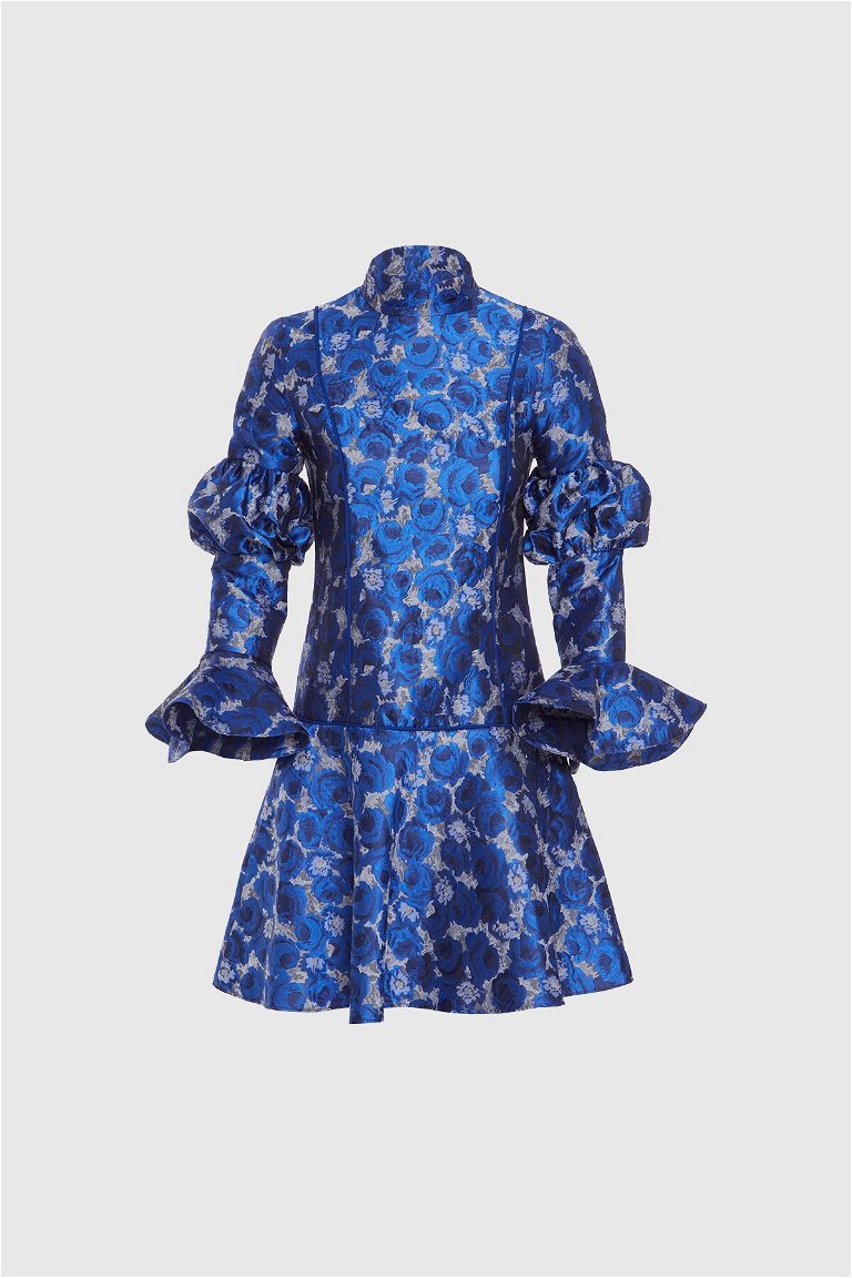 KIWE - Kol Detaylı Volanlı Çiçek Desenli Kısa Mavi Jakar Elbise