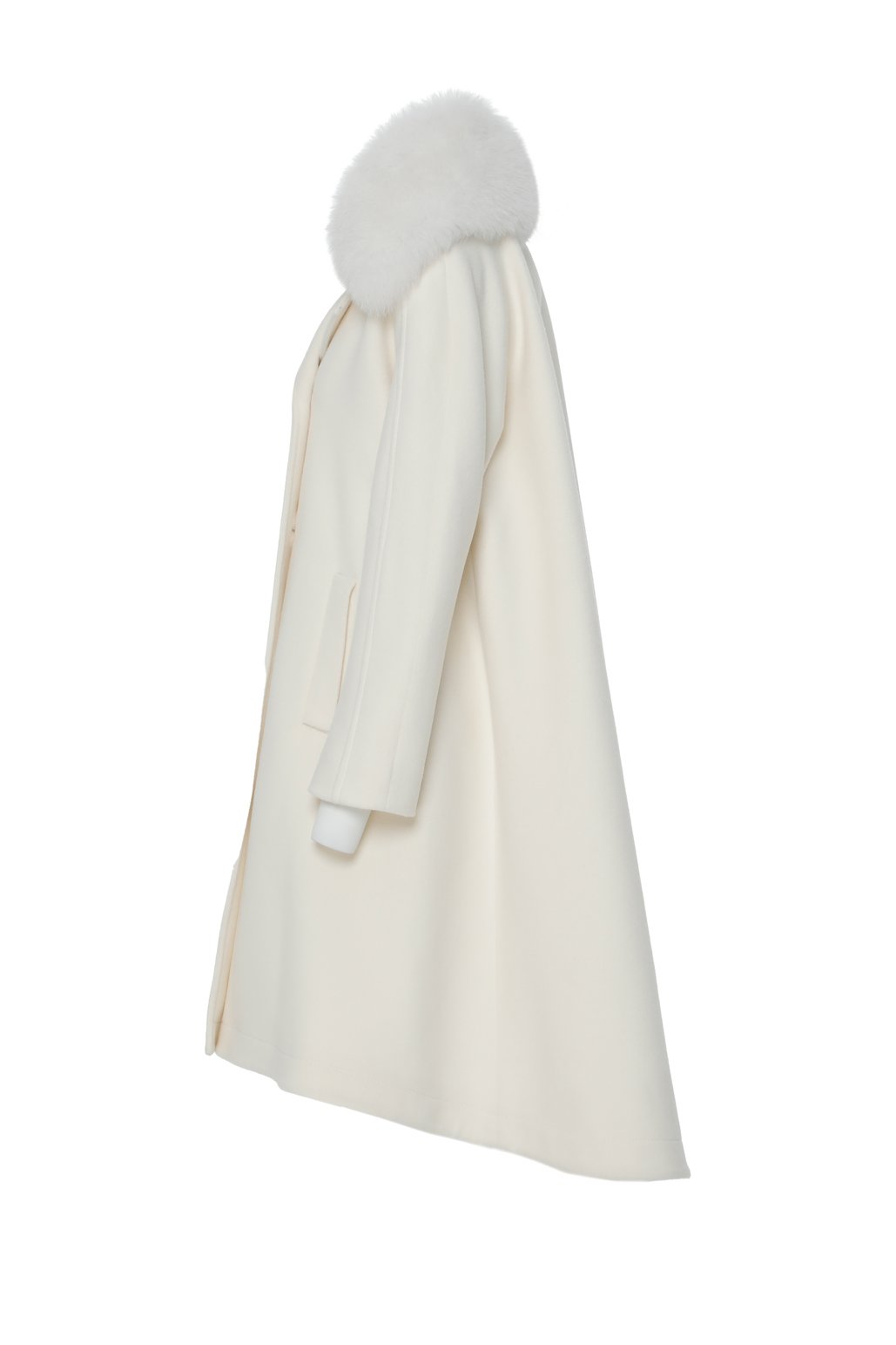 معطف أبيض مزين بفرو على مستوى الرقبة