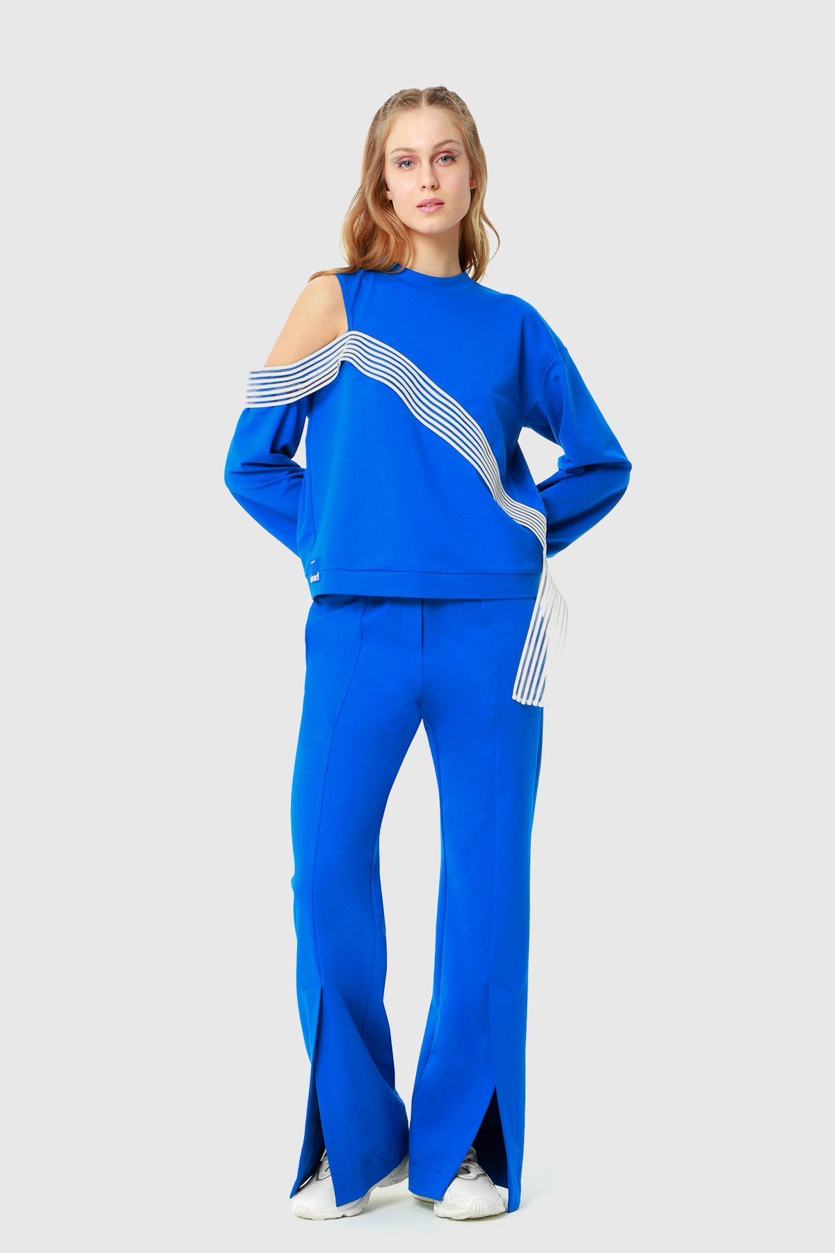 Tek Omuzu Açık Şerit Aksesuar Detaylı Sweatshirt Yırtmaç Pantolonlu Örme Saks Mavisi Eşofman Takımı