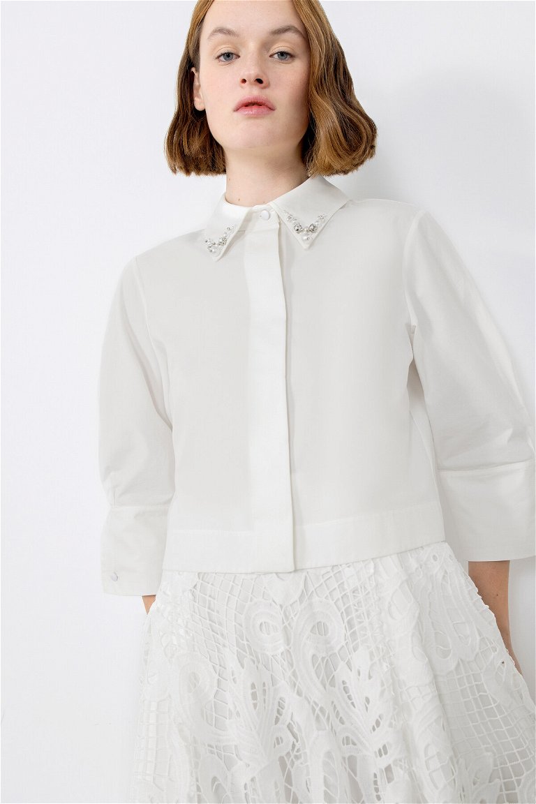 GIZIA - Short Ecru Shirt With Embroidered Collar and Sleeve Detail 