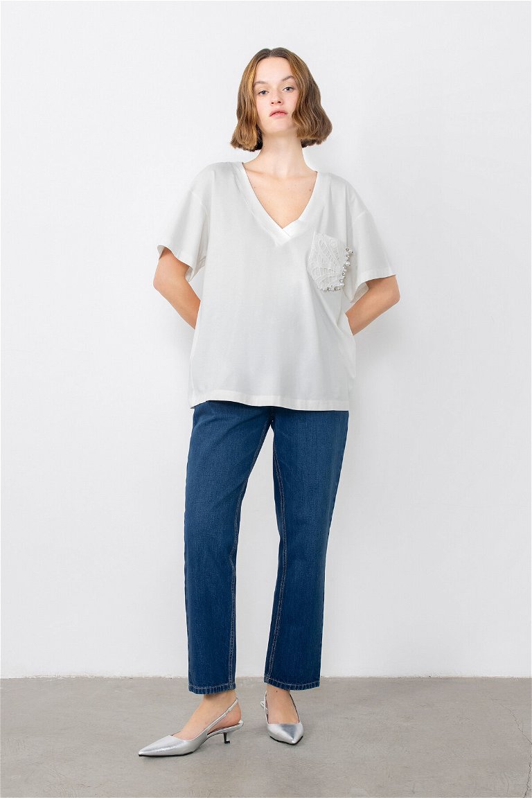 GIZIA - Embroidered Ecru Tshirt With Lace Pocket Detail 