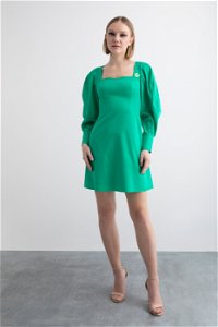 KIWE - Kalp Yaka Karpuz Kol Detaylı Papatya Baskılı Broşlu Yeşil Mini Elbise