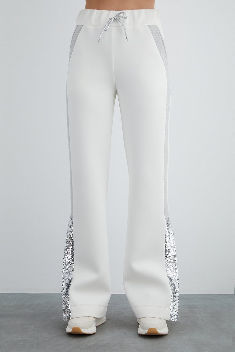 GIZIA SPORT - Dış Paça Yırtmaçlı Payet Detay Gümüş Bağcıklı Ekru Pantolon