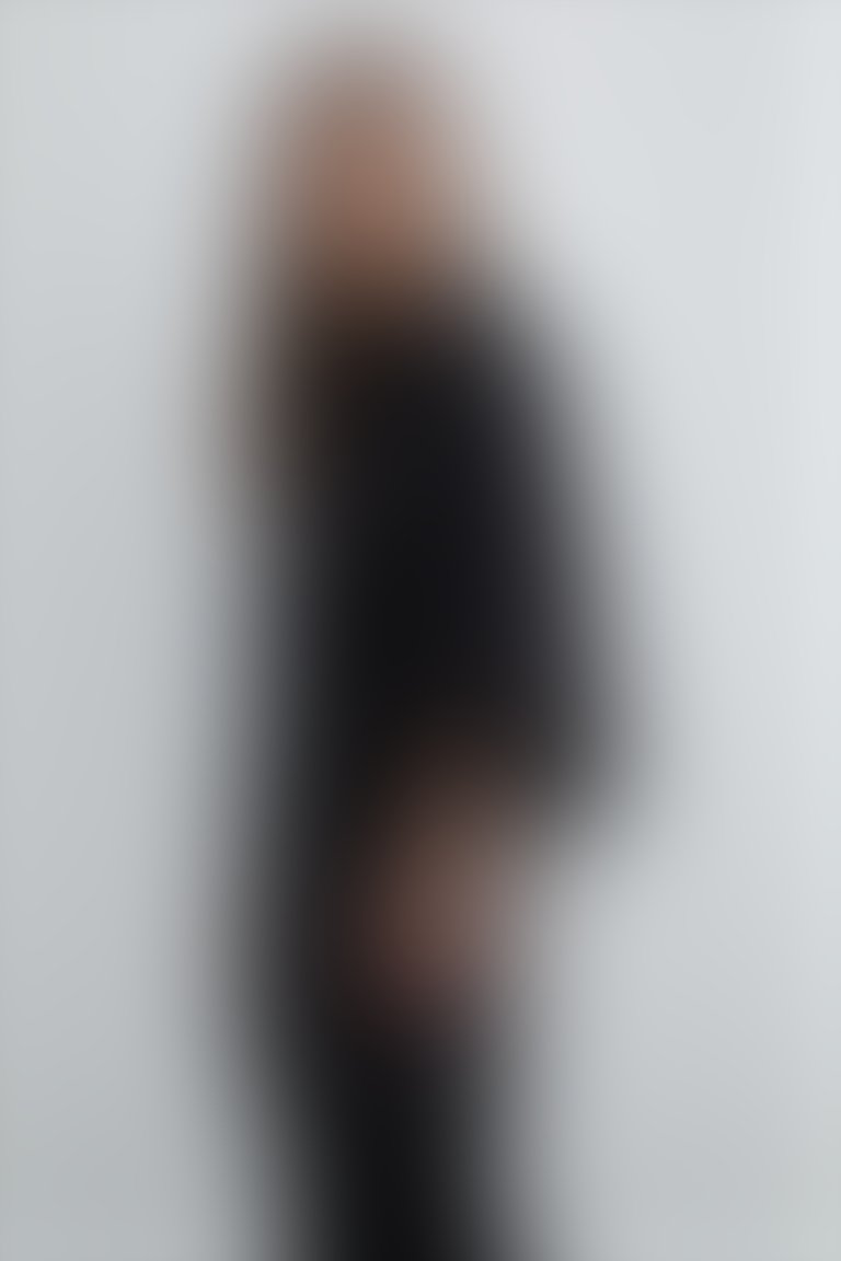 Ön Beden Taş Baskı Detaylı Arkası Fermuarlı Siyah Scuba Bluz