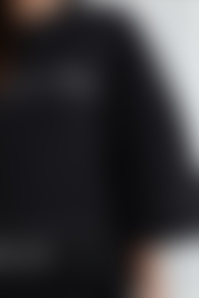 Ön Beden Taş Baskı Detaylı Arkası Fermuarlı Siyah Scuba Bluz