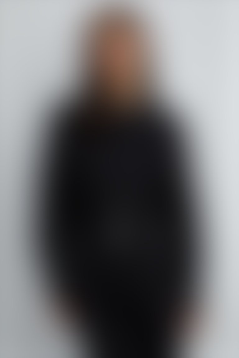 Kolu Etiket Detaylı Ön Etek Ucu Fermuarlı Siyah Bluz