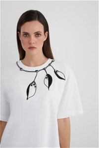 GIZIA - Embroidered Stitch Detail Short Sleeve White Basic T-Shirt