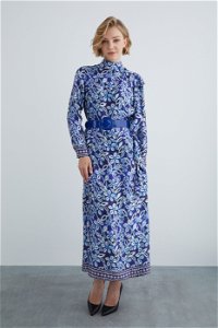 KIWE - Kontrast Çiçek Desenli Volanlı Deri Kemerli Lacivert Midi Elbise