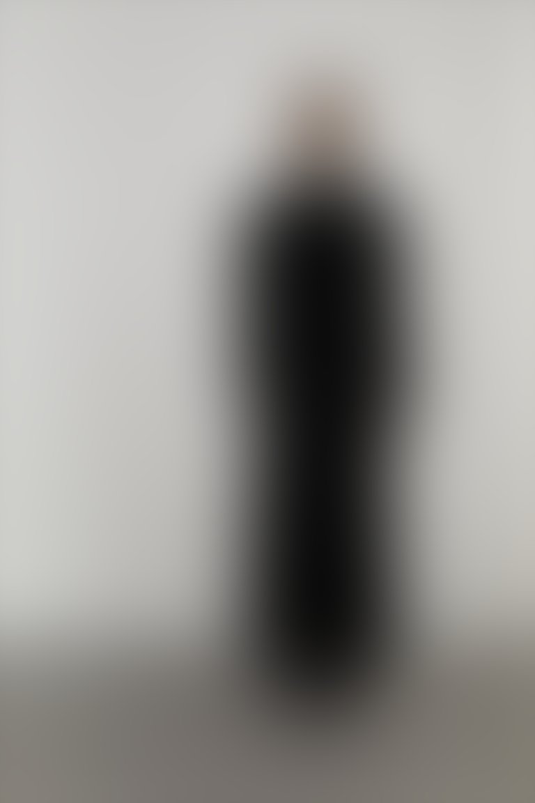 Uzun Rahat Kesim Mono Kapamalı Bilek Boy Siyah Kaban