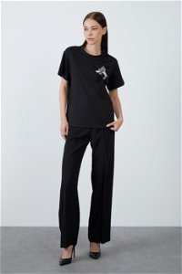 GIZIA SPORT - Aplike Nakış Detaylı Yakası Ribanalı Basic Siyah Tshirt