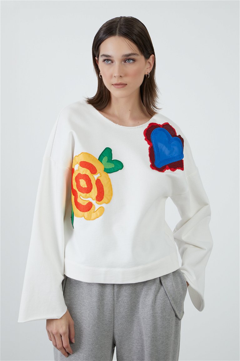 MANI MANI - Sweatshirt with Applique Embroidery Detail