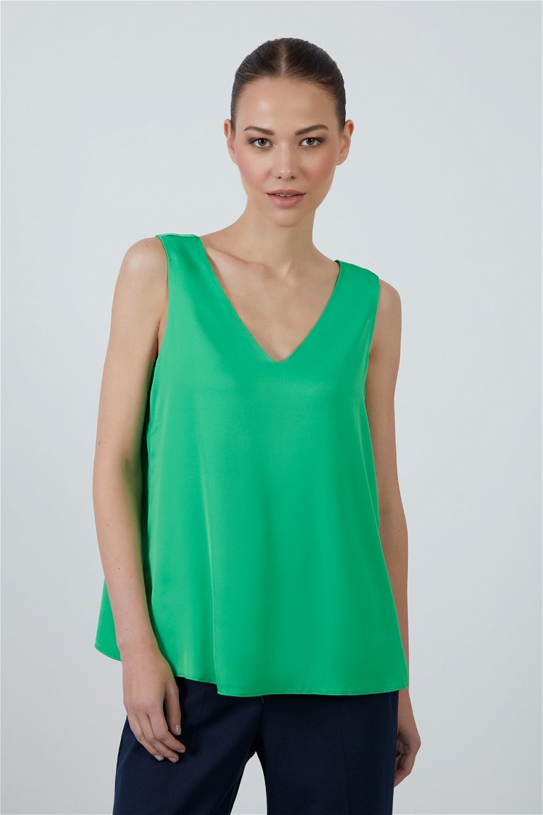 GIZIA CLASSIC - V Yaka Dökümlü Saten Kolsuz Yeşil Bluz