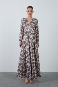 KIWE - Beli Kuşak Bağlamalı Kontrast Desenli Bej Uzun Elbise