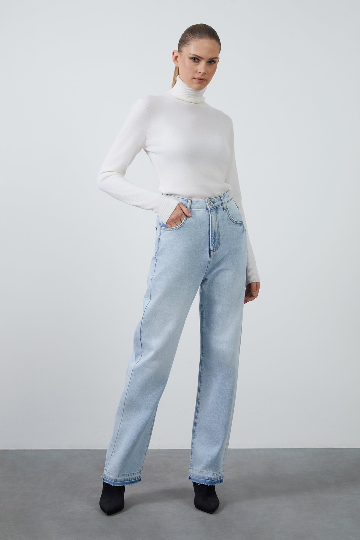 Basic Tube Jeans with Accessory Buckle Details - Gizia