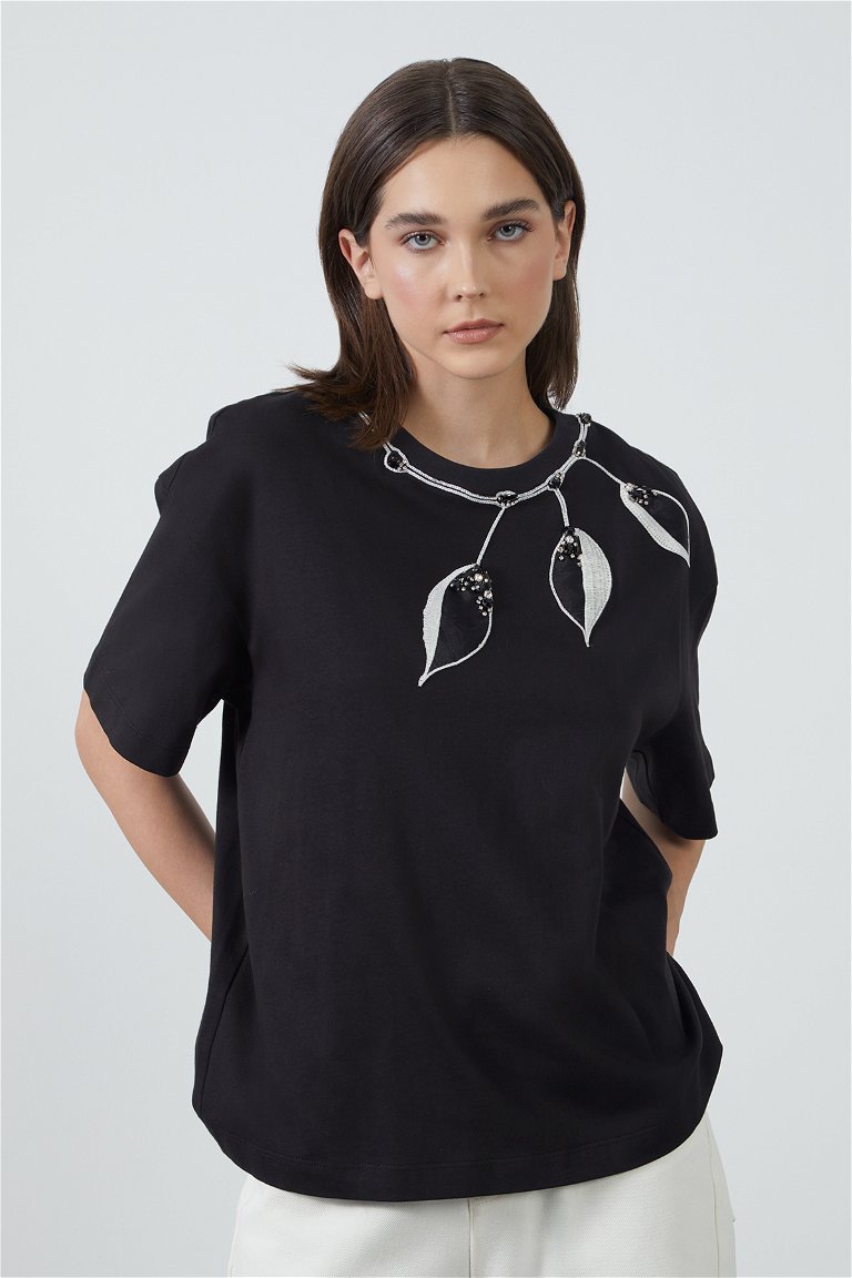 GIZIA - Embroidered Stitch Detail Short Sleeve Basic Black T-Shirt