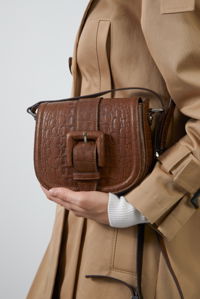 GIZIA - Adjustable Strapped Brown Leather Bag with Front Belt Buckle and Pattern