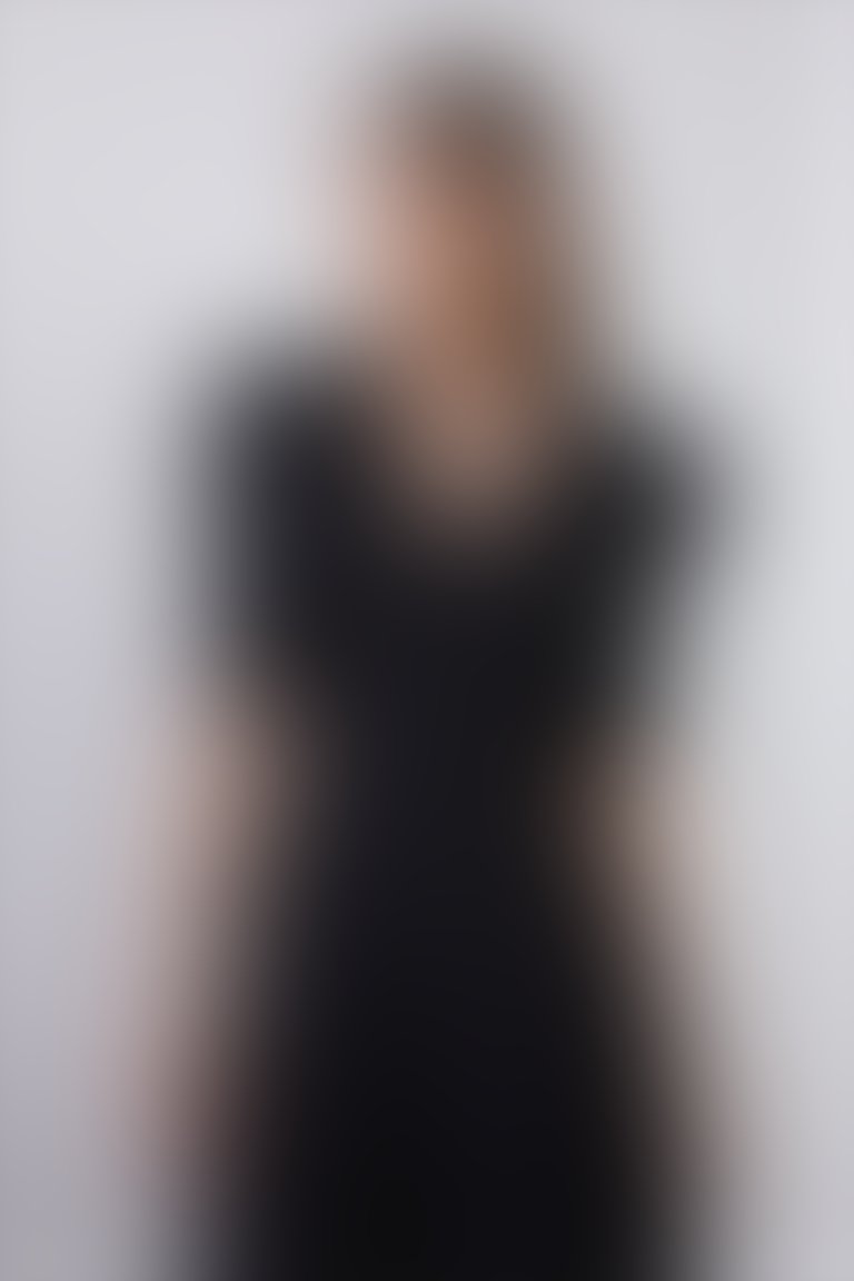 Kol Ucu Pencere Detaylı Arkası Fermuarlı V Yaka Midi Siyah Elbise