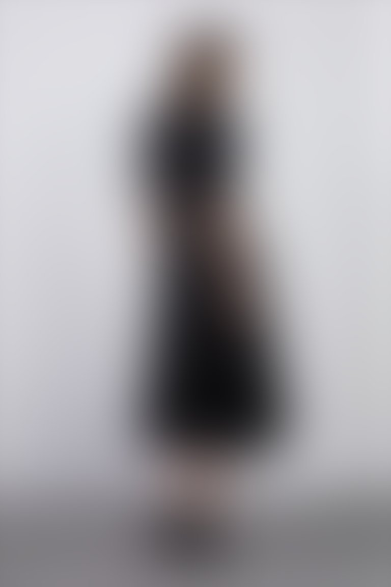 Kol Ucu Pencere Detaylı Arkası Fermuarlı V Yaka Midi Siyah Elbise