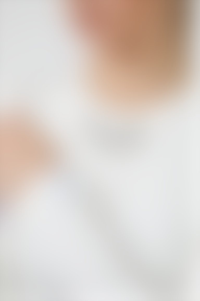 Kol Ucu Etiket Detaylı Yakası Taşlı Ekru Bluz
