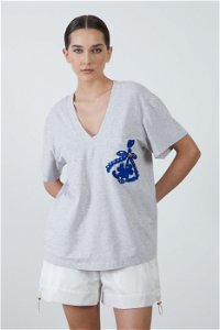 GIZIA - Upper Pocket Embroidery Detail V-Neck Gray T-Shirt