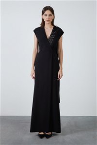 GIZIA - Yakası İşlemeli Önden Yırtmaçlı V Yaka Uzun Siyah Elbise