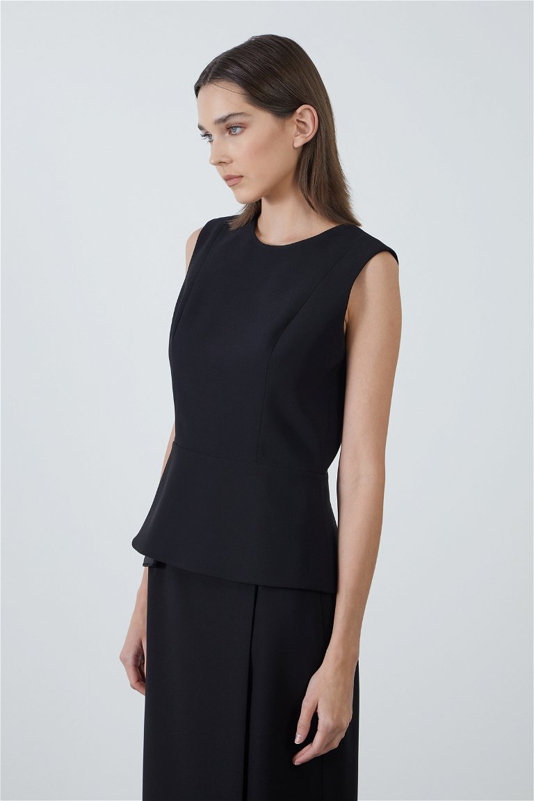 GIZIA - Adjustable Back Buckle Sleeveless Black Blouse with Back Adjusted Snap Buttoned Window