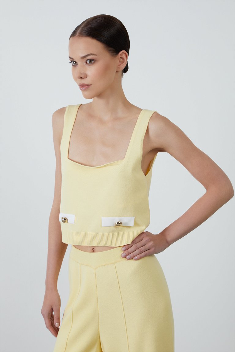 GIZIA - Square Collar Yellow Short Knitwear With Button Detail