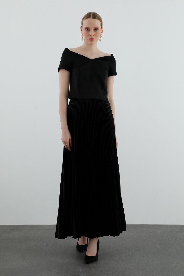 KIWE - Long Black Skirt with Pleated Details